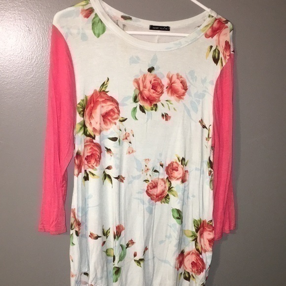 Floral 3/4 top - Picture 1 of 4